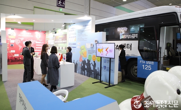 '국민 행복 대한민국-정부3.0 체험마당'이 30일 오전 서울 강남구 코엑스에서 개막한 가운데 관세청의 '찾아가는 YES-FTA Center'부스에 시민들이 둘러보고 있다..jpg
