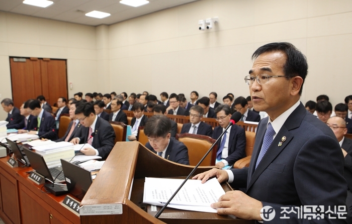 국회 기획재정위원회 전체회의가 15일 오전에 열린 가운데 김낙회 관세청장이 업무보고를 하고 있다..jpg